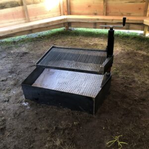 Bålsted svingbart og højdejusterbart